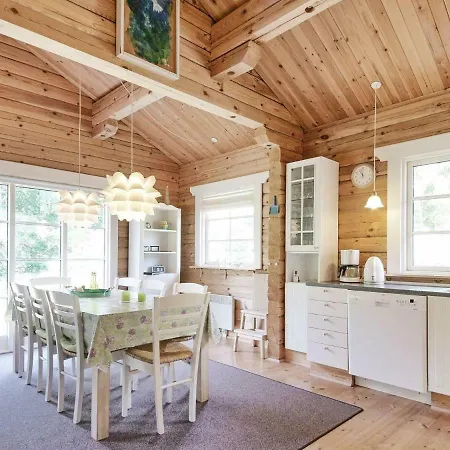 Three-bedroom Holiday In 4